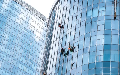 Lavado de Fachadas Industrial: Equipos, Técnicas y Factores Críticos para Edificios en Altura